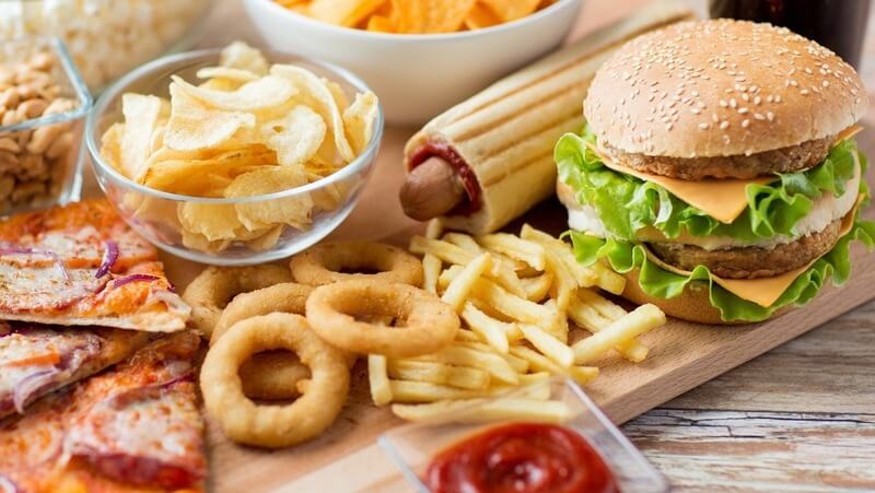 Thức ăn nhanh chứa nhiều dầu mỡ sẽ là nguy cơ gây bệnh tiểu đường, béo phì, tim mạch,...