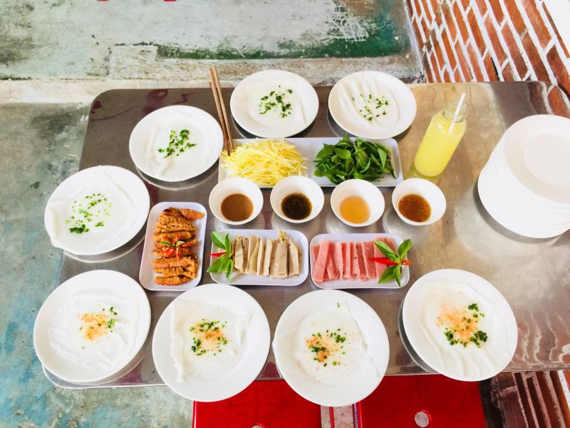 Món bánh ướt chồng tại quán ăn sáng ngon ở Đà Lạt đuọc ăn kèm cùng nhiều topping khác nhau