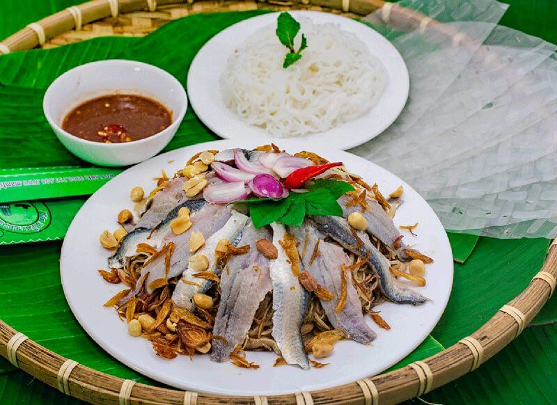 Món ngon Phú Quốc gỏi cá trích thường ăn kèm với bún và bánh tráng cuốn