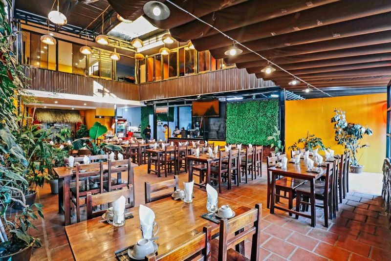 Không gian quán ăn ngon Đà Lạt Mãn Vị Lẩu được thiết kế theo phong cách cổ xưa