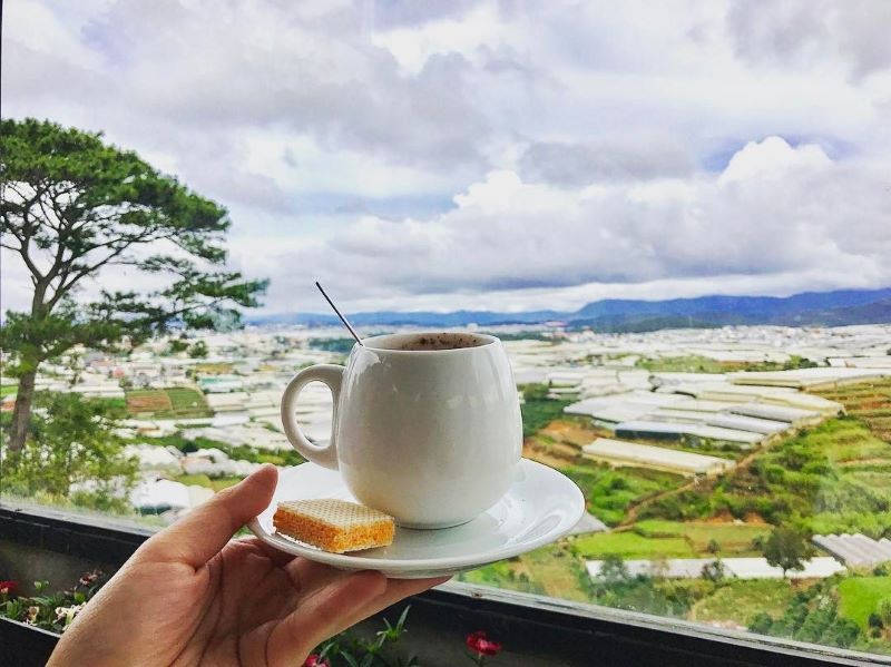 Một ly cà phê nóng tại Quán Coffee Panorama