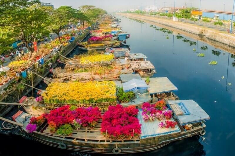 Chợ hoa bến Bình Đông - Sài Gòn là một địa điểm nổi tiếng để đi du lịch Tết