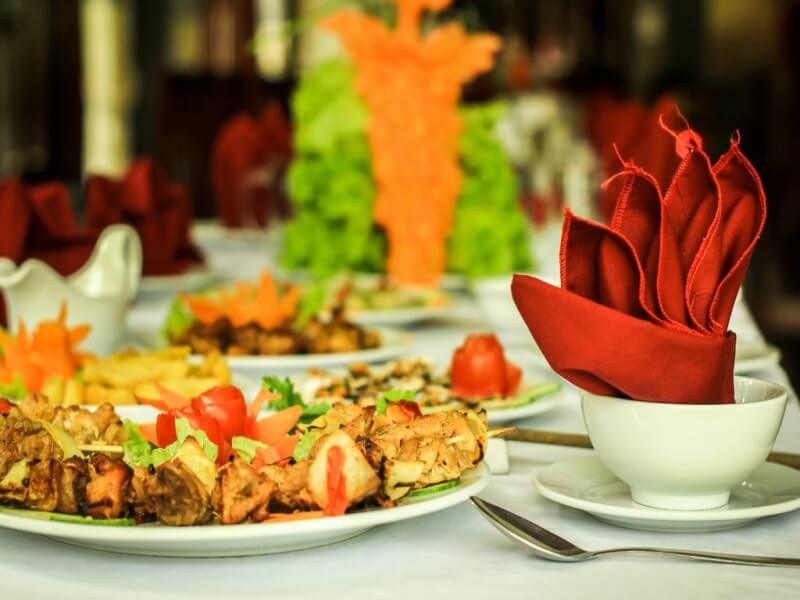 Món ăn được trang trí tinh tế của Nhà hàng Thăng Long Huế