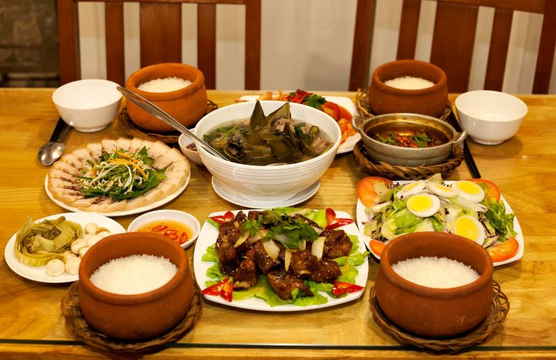 Quán cơm niêu Hương Việt với nhiều món ngon hấp dẫn
