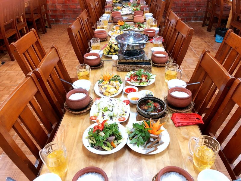 Bữa ăn tối Đà Lạt tại cơm niêu Hương Việt dành cho 16 người