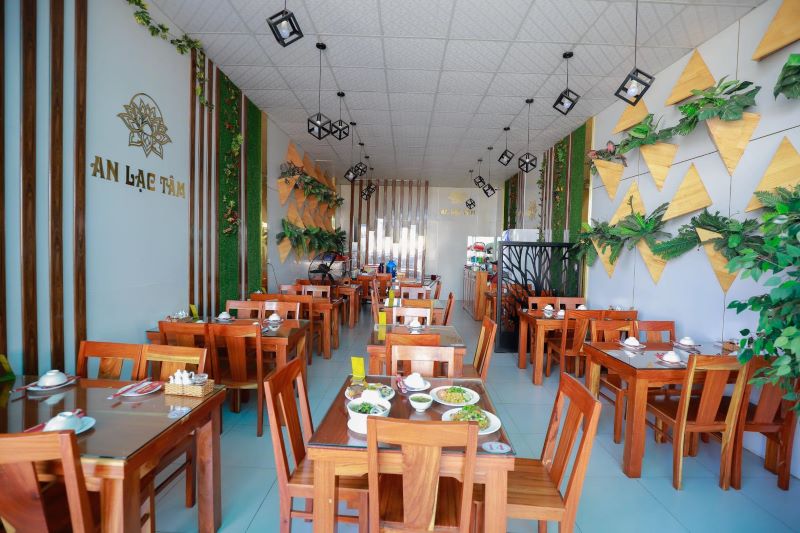 Không gian nhà hàng chay An Lạc Tâm sang trọng với nội thất bàn ghế gỗ