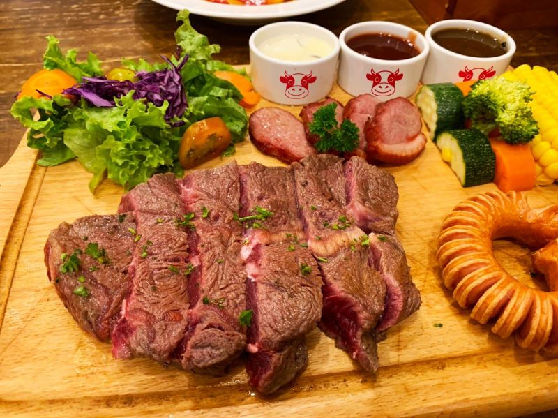 Set beefsteak ăn tối Đà Lạt giúp tiết kiệm chi phí tại nhà hàng Hầm Rượu