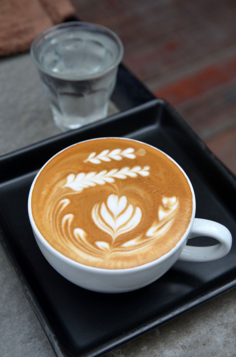 Latte thơm béo tại quán cà phê Alanis Deli