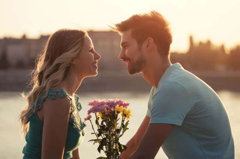 Nên chọn hoa tặng 8/3 như thế nào? Ý nghĩa từng loài hoa