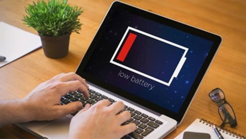 Pin bị chai khiến laptop không sạc được dẫn đến mở máy tính laptop không lên màn hình