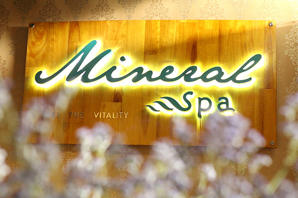 Bảng hiệu spa gỗ giá rẻ đẹp, sang trọng, hợp xu hướng xanh.
