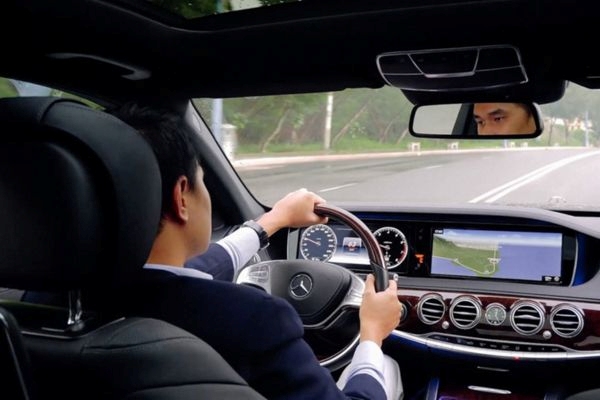 Thuê xe đi công tác di chuyển hiện đại cho doanh nghiệp