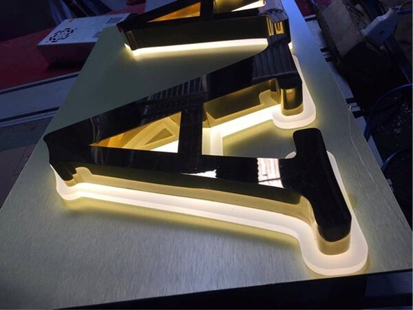 Công đoạn cắt vật liệu bằng máy CNC