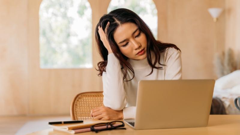 Nên làm gì khi bị đau đầu thường xuyên? Cảnh báo & cách xử lý