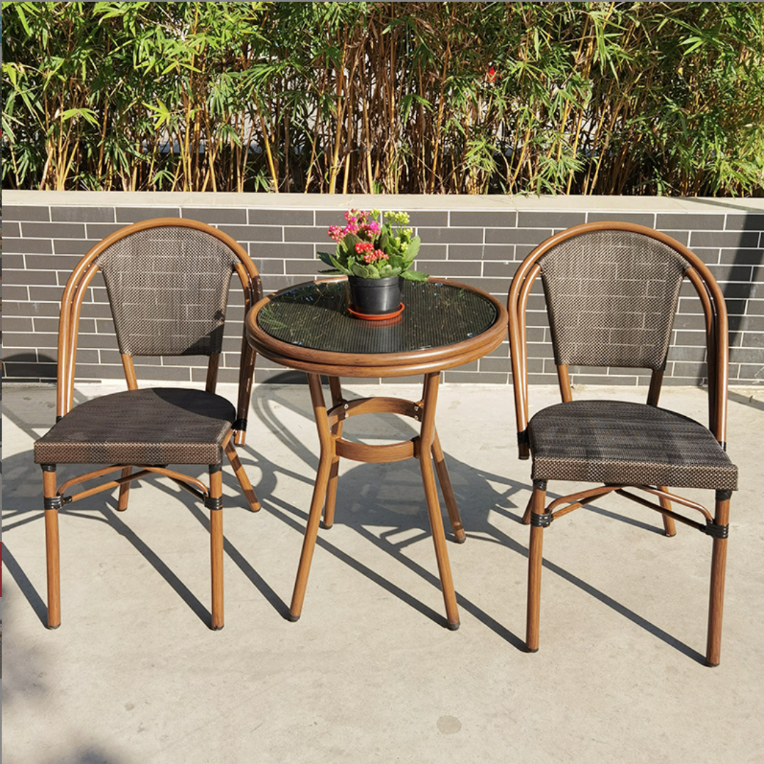 Các chất liệu phổ biến cho bàn ghế cafe ngoài trời