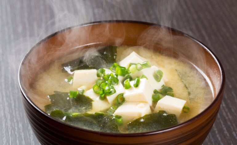 Súp miso là gì? Vì sao luôn xuất hiện trong bữa ăn Nhật?