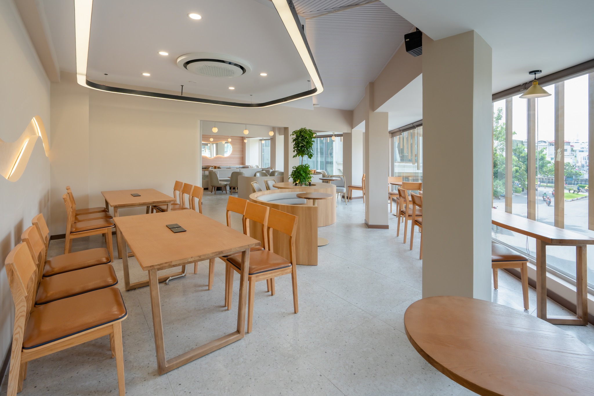 Chọn và sắp xếp bàn ghế đảm bảo sự thông thoáng, linh hoạt