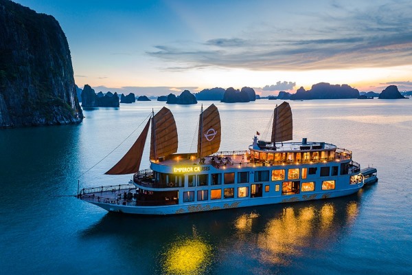 Trải nghiệm ngủ đêm du thuyền Hạ Long xa hoa đáng giá nhất