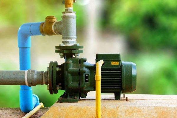 Cách hút nước không cần máy bơm cực dễ bằng mẹo vật lý