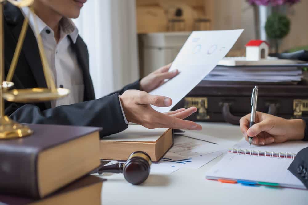 Người dân thực hiện thủ tục kiện tranh chấp