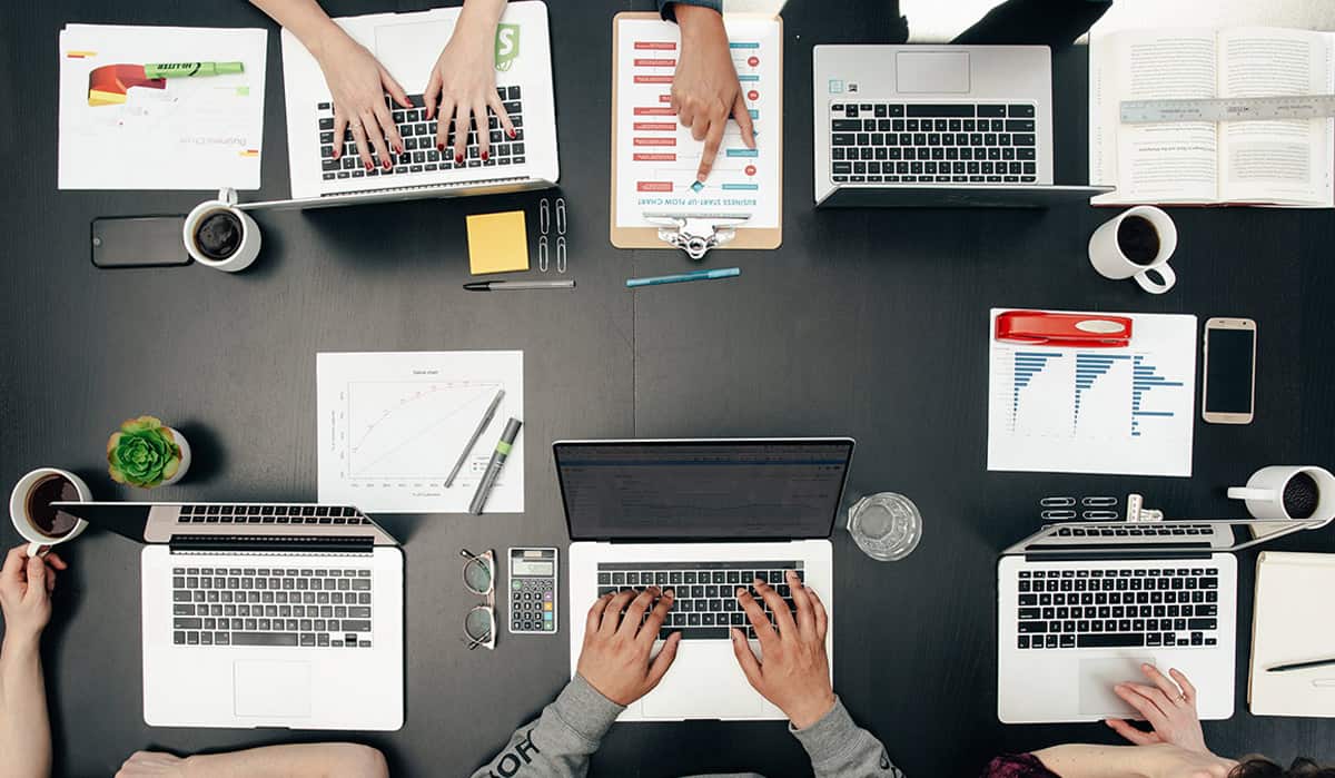 So sánh agency SEO và freelancer cho doanh nghiệp