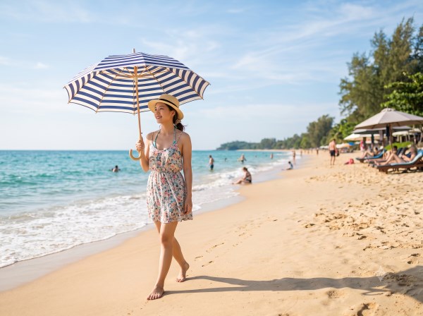 Hướng dẫn chọn ô dù cầm tay đi biển chụp ảnh đẹp và chịu gió tốt