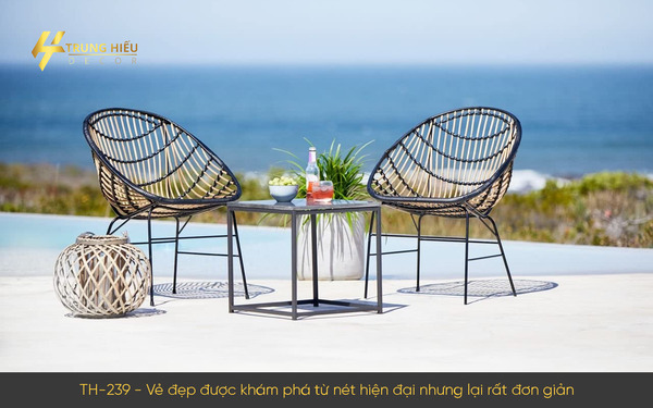 Chi tiết hoàn thiện sắc nét và tinh xảo của bộ bàn ghế mây nhựa.