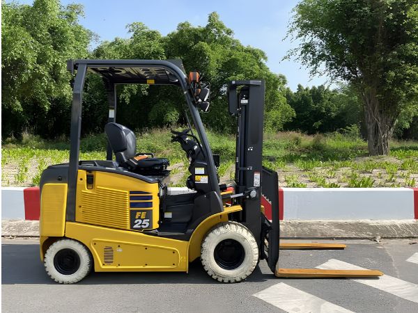 Bình ắc quy xe nâng điện xuống cấp: Dấu hiệu nhận biết và cách xử lý