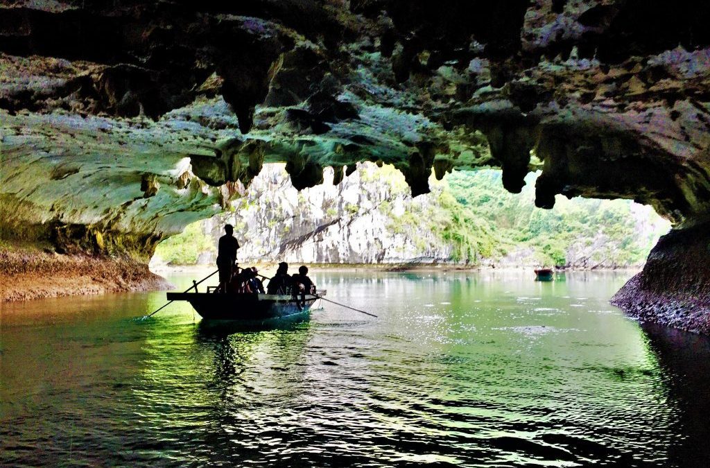 Tham quan hang động
