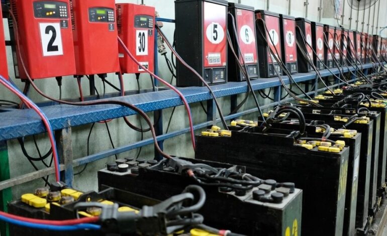 Hướng dẫn sạc xe nâng điện đúng cách: Bảo vệ bình ắc quy hiệu quả