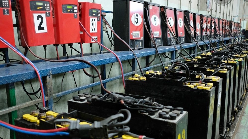 Hướng dẫn sạc xe nâng điện đúng cách: Bảo vệ bình ắc quy hiệu quả