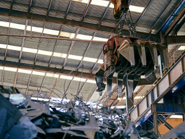 Phế liệu công nghiệp là gì? Phân loại và quy trình xử lý hiệu quả